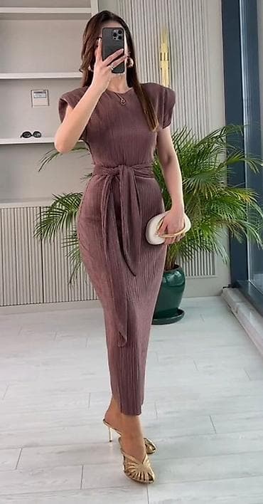 Elegantna plisirana midi haljina s pojasom - Kroj: uska silueta