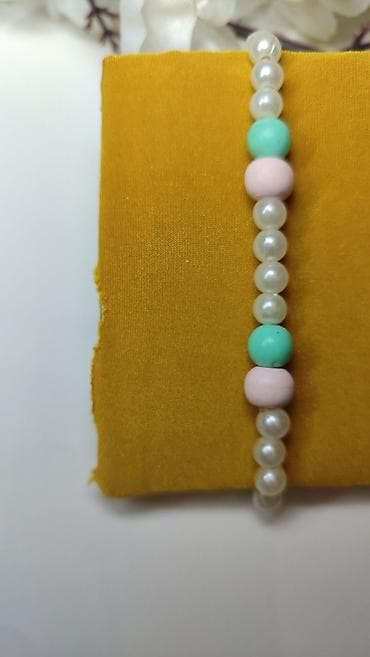 dzepni sat cena: Elastična narukvica sa bisernim perlama i pastelnim akcentima - — 1