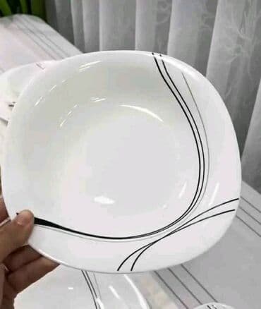 metalac set tanjira: Set posuđa sa modernim dizajnom, idealan za serviranje obroka. Bele je — 1