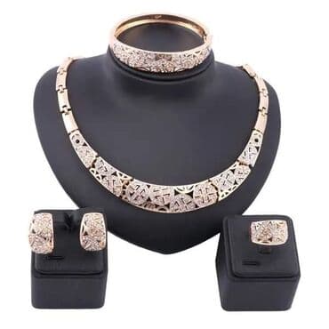 srebrni komplet nakita: Komplet pozlata 24K sa kutijom
Cena:2700din — 3