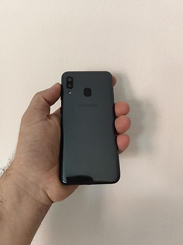 philips 223v: Samsung A20e dual sim, otključan za sve mreže. Ima 3/32 gb memorije — 6