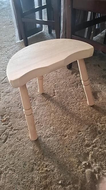 polovne barske stolice: Drvena niska hoklica – ručni rad - Materijal: puno drvo (svetla — 1