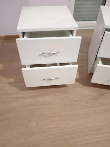 Set od dve noćne komode – bela boja, moderan minimalistički dizajn. - na lalafo.rs Set od dve noćne komode – bela boja, moderan minimalistički dizajn. -