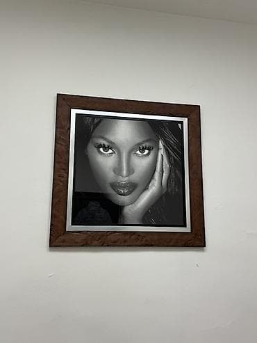 ceca stepic namestaj: Cena uključuje: -Pult, stolica za pult -3 slike -3 velika štendera — 6