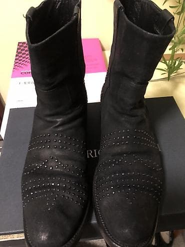 Sandale i papuče: Crne kožne čizme sa nitnama - Materijal: prirodna koža, spolja i — 1