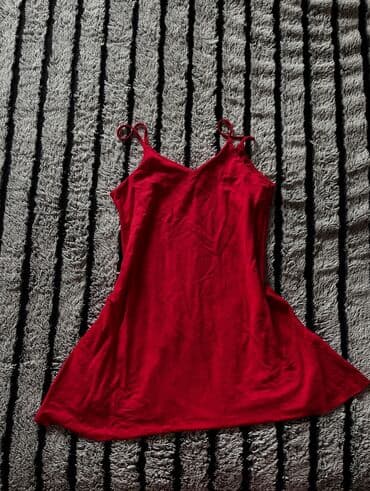 kosulje sa elastinom: Crvena slip haljina na bretele - Model: minimalistička slip haljina — 1