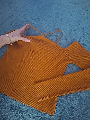 ZARA ženska majica/top sa dugim rukavima - Model sa otvorenim ramenima