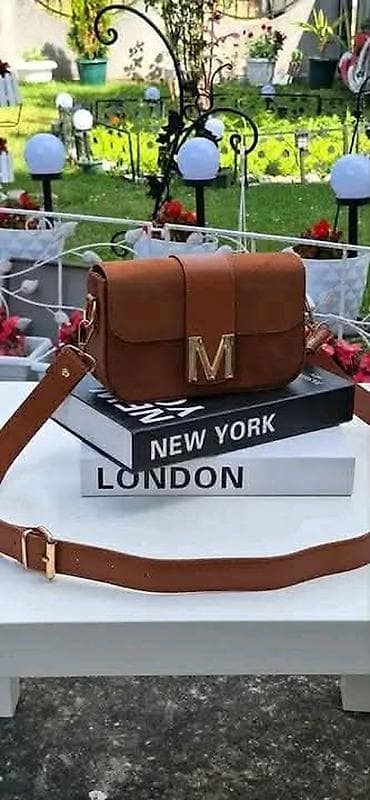 putni aksesoari: Mini crossbody torba sa slovom “M” na kopči. - Dizajn: pravougaona — 1