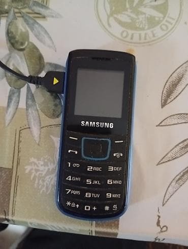 Samsung klasični mobilni telefon (tasteraš) - Kompaktno kućište sa