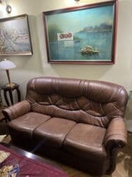 dvosedi i trosedi na razvlacenje: Kozna garnitura trosed dvosed i dve fotelje. Ocuvano, na trosedu ima — 6