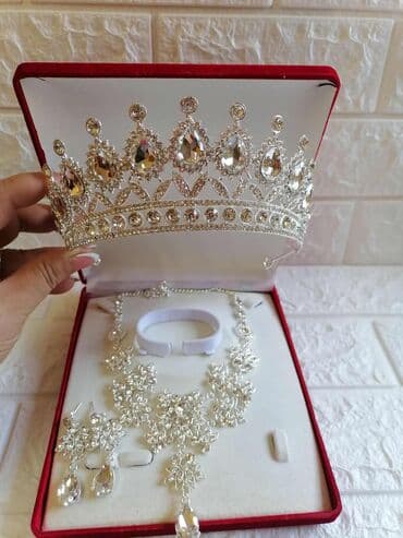 mokasine novi sad: Chanel, Set: Crown, Earrings, Bracelet, Material: Cubic zirconia, Pearl — 11