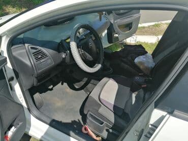 dimenzije guma za passat b6: Beli automobil Citroen C4 sa petoro vrata. Vozilo poseduje siva — 1