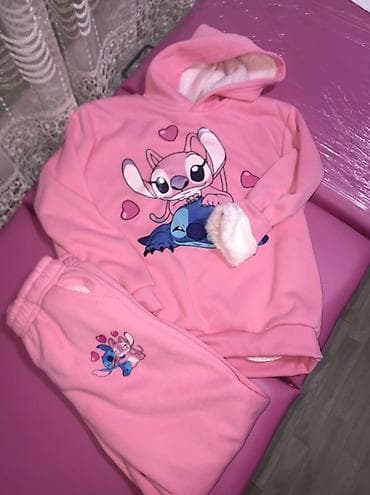 moderna decija garderoba: Roze komplet trenerke za decu sa kapuljačom i printom crtanih likova — 1
