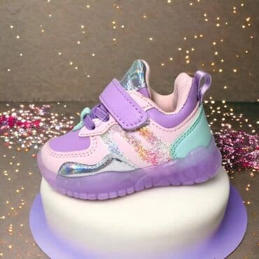 Svetlece malenice Prelepe model vrlo laganih svetlecih patikica sa