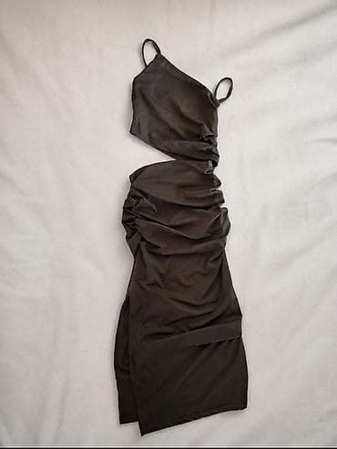 Elegantna midi haljina u maslinasto‑zelenoj boji. Asimetričan gornji