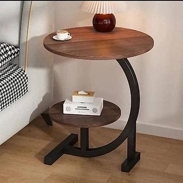 Dizajnerski pomoćni sto sa dve okrugle police - Moderan „C“ oblik