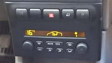 zuti trougao na instrument tabli: KONZOLA KLIME ZA OPEL ZAFIRA OD 1999. DO 2006. GOD. | Polovni — 2