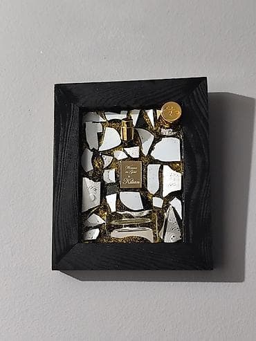 ormar po meri: U ponudi ram sa uramljenom flasicomparfema Kilian Woman in Gold — 1