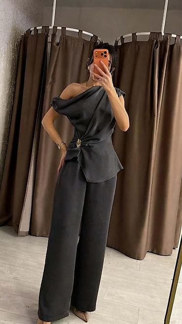 Skirts: Komplet
Cena 3400
Uni vel.
V28 — 6