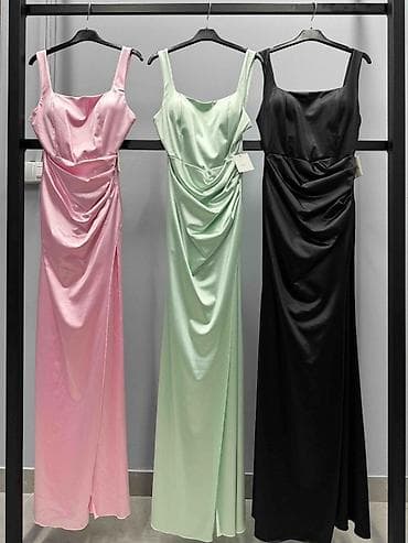 Donji delovi trenerke: Duga elegantna haljina sa prorezom na nozi i kvadratnim izrezom. Model — 4