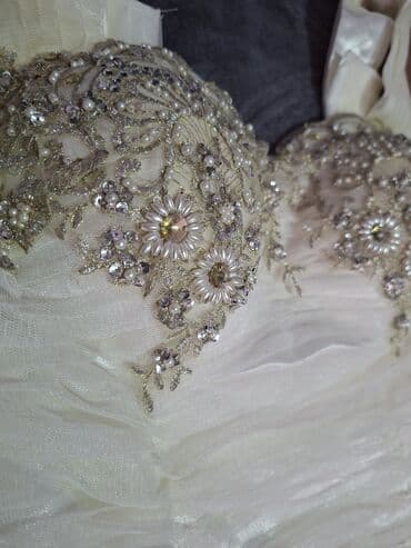 exit odeca: Svečana duga haljina u boji slonovače sa širokim bretelama. Gornji deo — 9