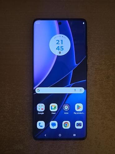 Motorola Edge 40, u veoma dobrom stanju, savrseno radi, uz njega