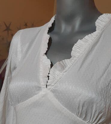 p s bluze i tunike: Orsay ženska bluza – bela, elegantna, dugih rukava. Dekoltiran V-izrez — 2