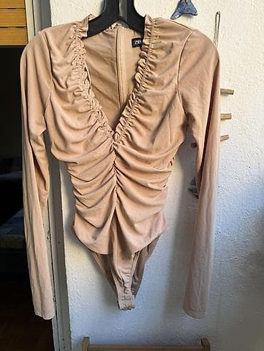 zara bez sako: ZARA bodi sa dugim rukavima u bež/ nude nijansi. Model sa dubokim — 4