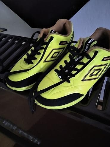 dres srbije cena: Umbro patike za fudbal, broj 31. - Model za decu, dizajniran za igru — 3