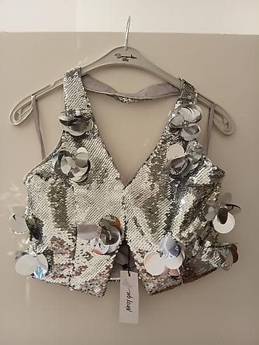 Topovi: Srebrni kratki prsluk/top sa šljokicama i 3D aplikacijama - — 1