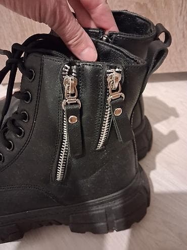 crne kozne cizme: Kao nove, dva puta nosene crne ženske gležnjače sa debljim đonom i — 5