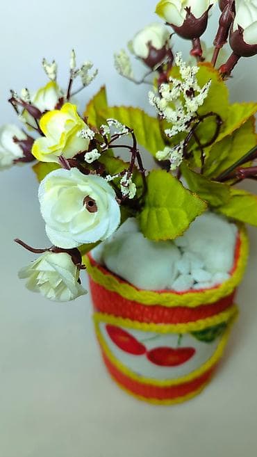 Prehrambeni proizvodi: Dekorativna aranžmanska saksija sa veštačkim cvećem - Ručno ukrašena — 4