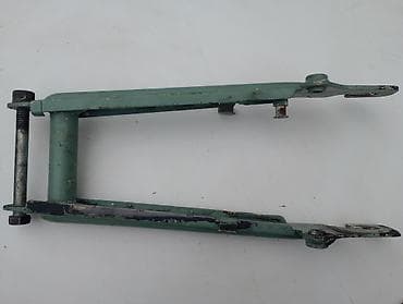 Zelena viljuška zadnjeg vešanja, verovatno za motocikl ili slično at lalafo.rs Zelena viljuška zadnjeg vešanja, verovatno za motocikl ili slično