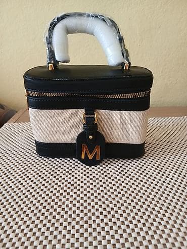 Naočare: Miu Miu elegantna ženska torbica – box/vanity stil ima duzi kajis - — 1