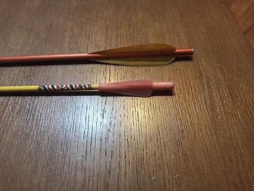 Ostali proizvodi za sport i razonodu: Dve strele za samostrel. Dužine: 38cm i 27cm. Metalni vrhovi — 4