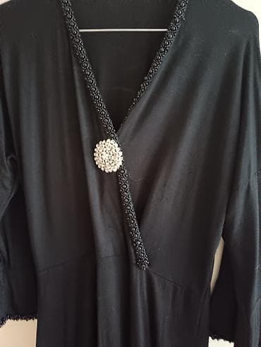 obuća perla: Elegantna duga crna haljina sa rukavima 3/4 i raskošnim detaljima. - — 2