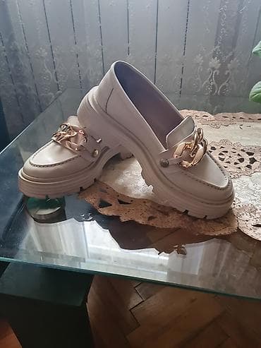 mokasine 37: Ženske mokasine u krem/bež boji sa dekorativnim zlatnim lancem. - — 2