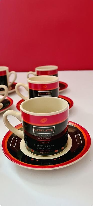 solje za espresso kafu: Servis 6 malih šoljica sa tacnom za kafu, motiv “CAFE’ LATTE”. - Nove — 2