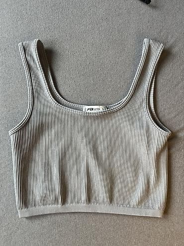 Kancelarijski nameštaj: Rebrasta ženska kratka majica (crop top) brenda FB Sister. - Model — 1