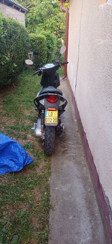 teretne gume 13 c: Dvotočkaš sa prepoznatljivim crveno-crnim detaljima na bočnim stranama — 2