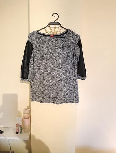 Siva ženska majica sa 3/4 rukavima i crnim umetkom na rukavima. -