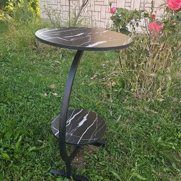 kreveti za devojcice forma ideale: Praktičan stočić na dve etaže sa crnim metalnim ramom i okruglim — 2