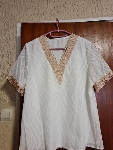 Elegantna ženska bluza - Boja: bela sa bež ukrasnim detaljima - Kroj