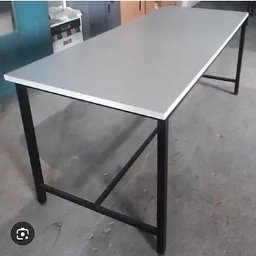 Radni sto sa metalnim ramom - Dimenzije (procena sa fotografije): oko