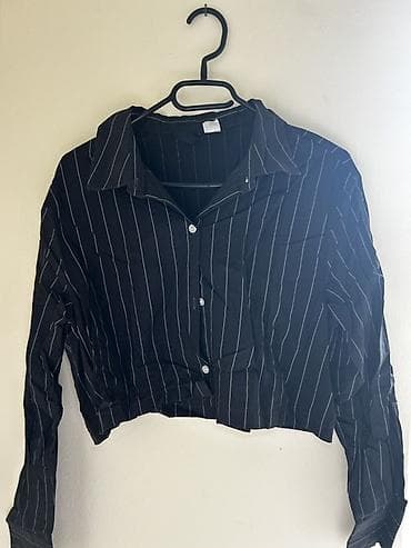 katrin kosulje: Ženska košulja na pruge – crna sa tankim belim vertikalnim linijama — 2