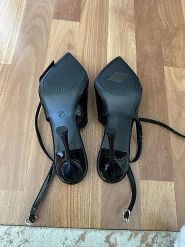 privezak za kofer: Crne lakovane salonke sa kaišićem oko članka - Model: špicasti vrh — 8