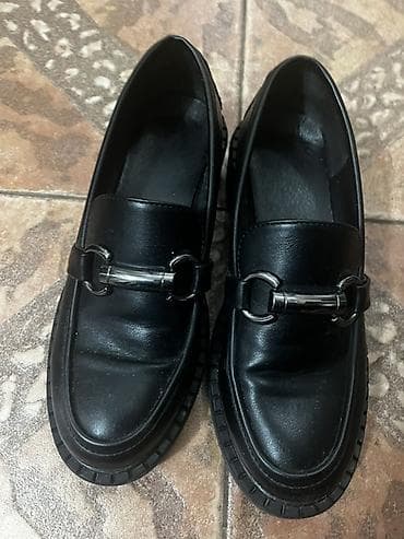 Crne ženske mokasine sa metalnom kopčom - Klasčan model mokasina u