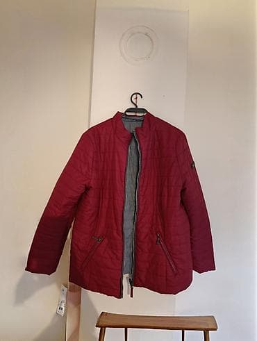 Ženska prošivena jakna, bordo boje, sa sivom postavom. Model je lagan