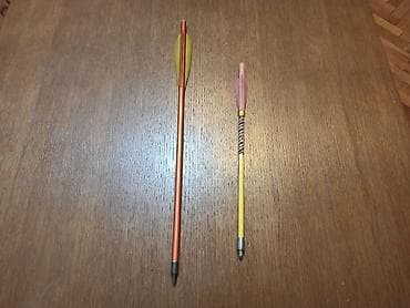 Ostali proizvodi za sport i razonodu: Dve strele za samostrel. Dužine: 38cm i 27cm. Metalni vrhovi — 2