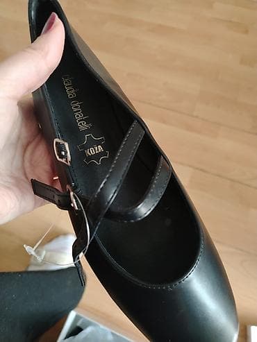 crveni sako ženski: Crne kožne cipele sa kaišićem – Claudia Donatelli - Materijal — 2